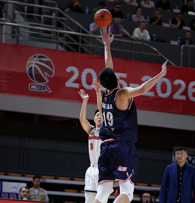 广东男篮客场大胜广州扳平系列赛