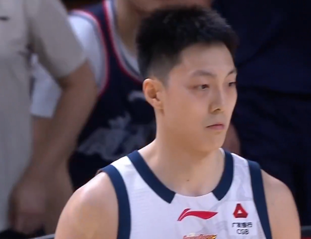 广东男篮客场大胜广州扳平系列赛